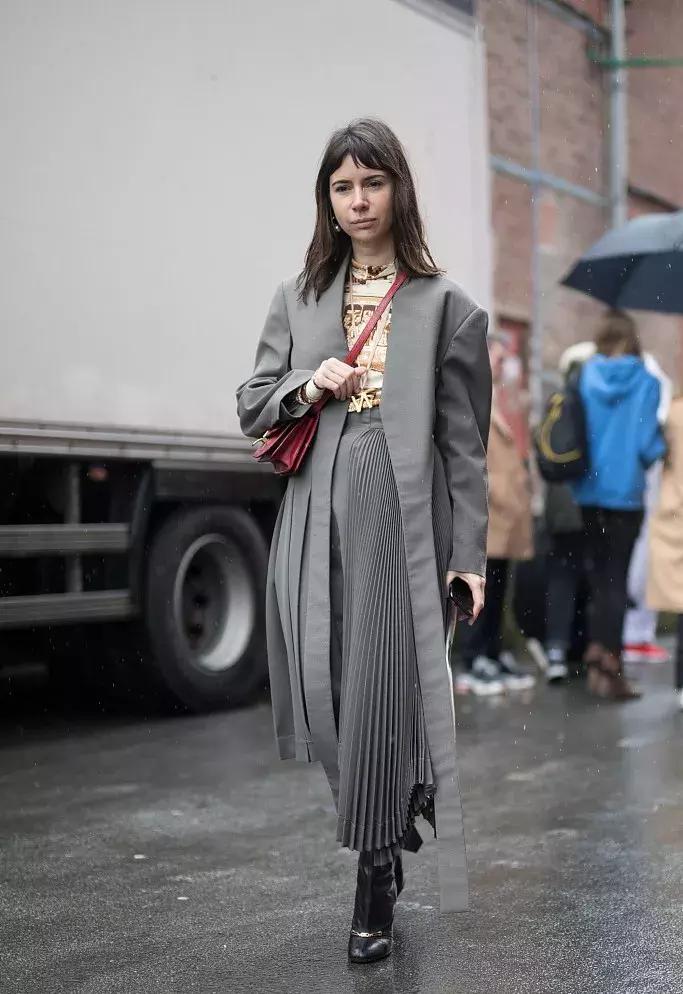 裙摆大衣怎么穿好看,大衣里面的裙子怎么穿