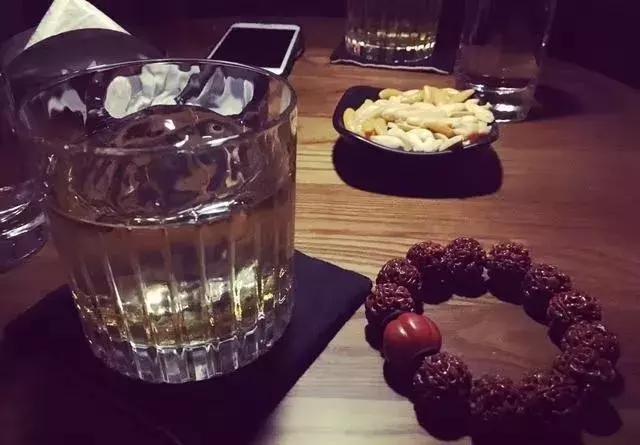 男士戴108蜜蜡串合适吗,男人可以戴石榴石手串吗