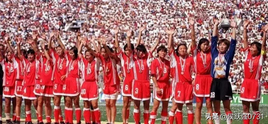 别忘了，曾经的你也饱含热泪为她们高歌铿锵玫瑰……