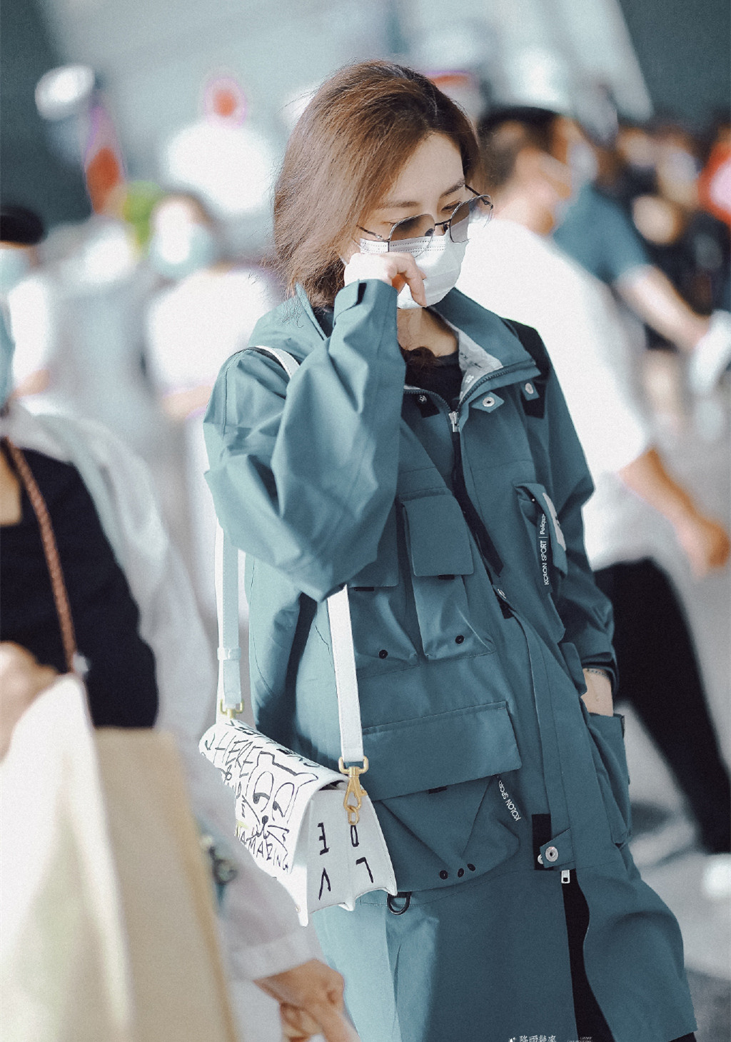 刘诗诗穿星钻长裙不惧严寒,刘诗诗穿搭秋冬款