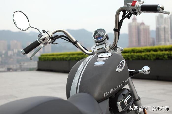 这款车售价8980元，搭配电喷动力，国产摩旅巡航太子，续航500km