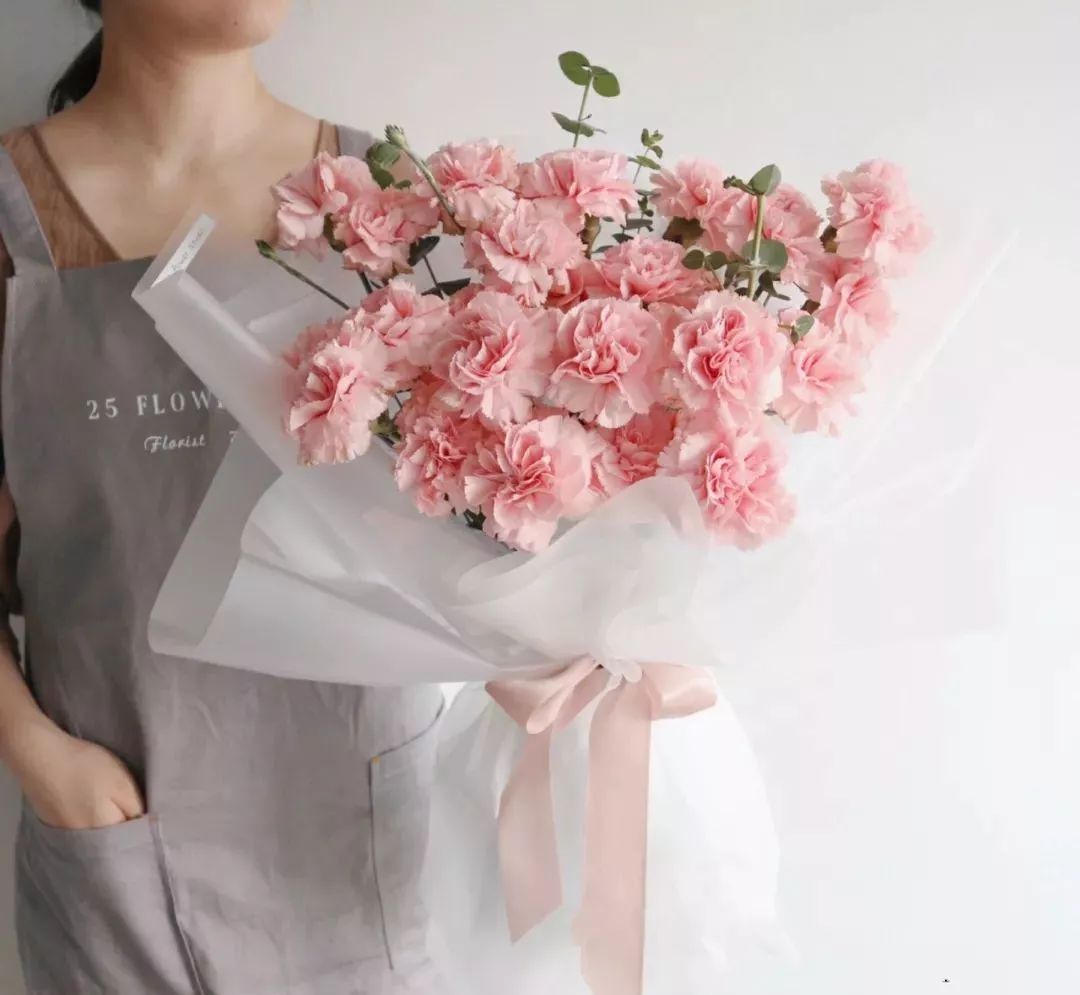 鲜花店日常换水整理花材,花要不要经常换水