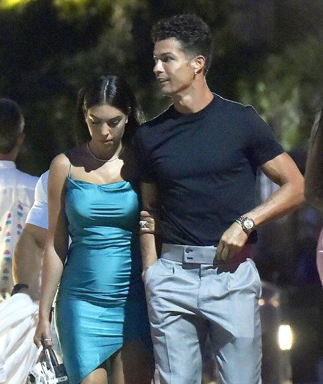 乔治娜和c罗的恋情始于何时,c罗求婚成功