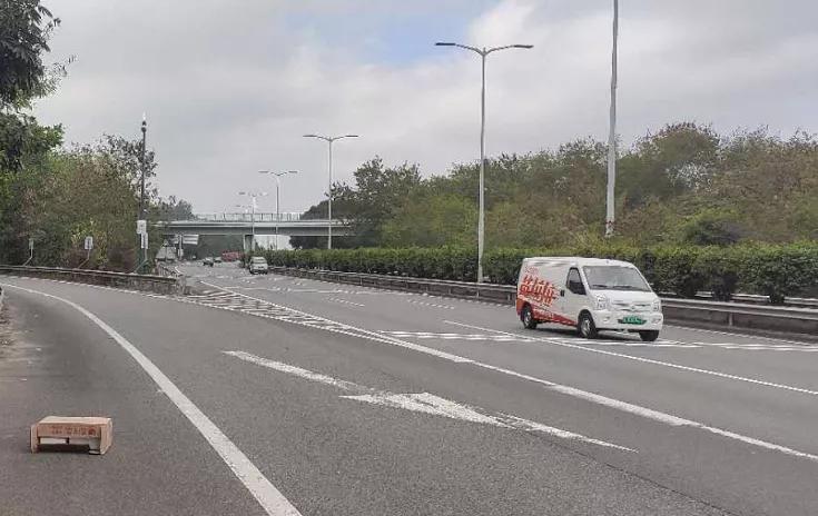 高速上撞到障碍物我应该找谁赔,高速上前方突然有障碍物