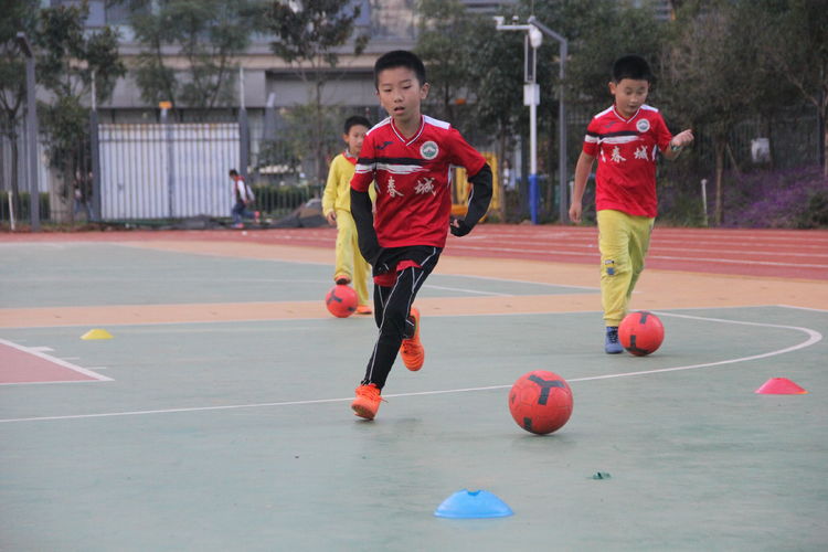 6岁到10岁孩子的足球训练,足球的魅力让小朋友们与足球结缘
