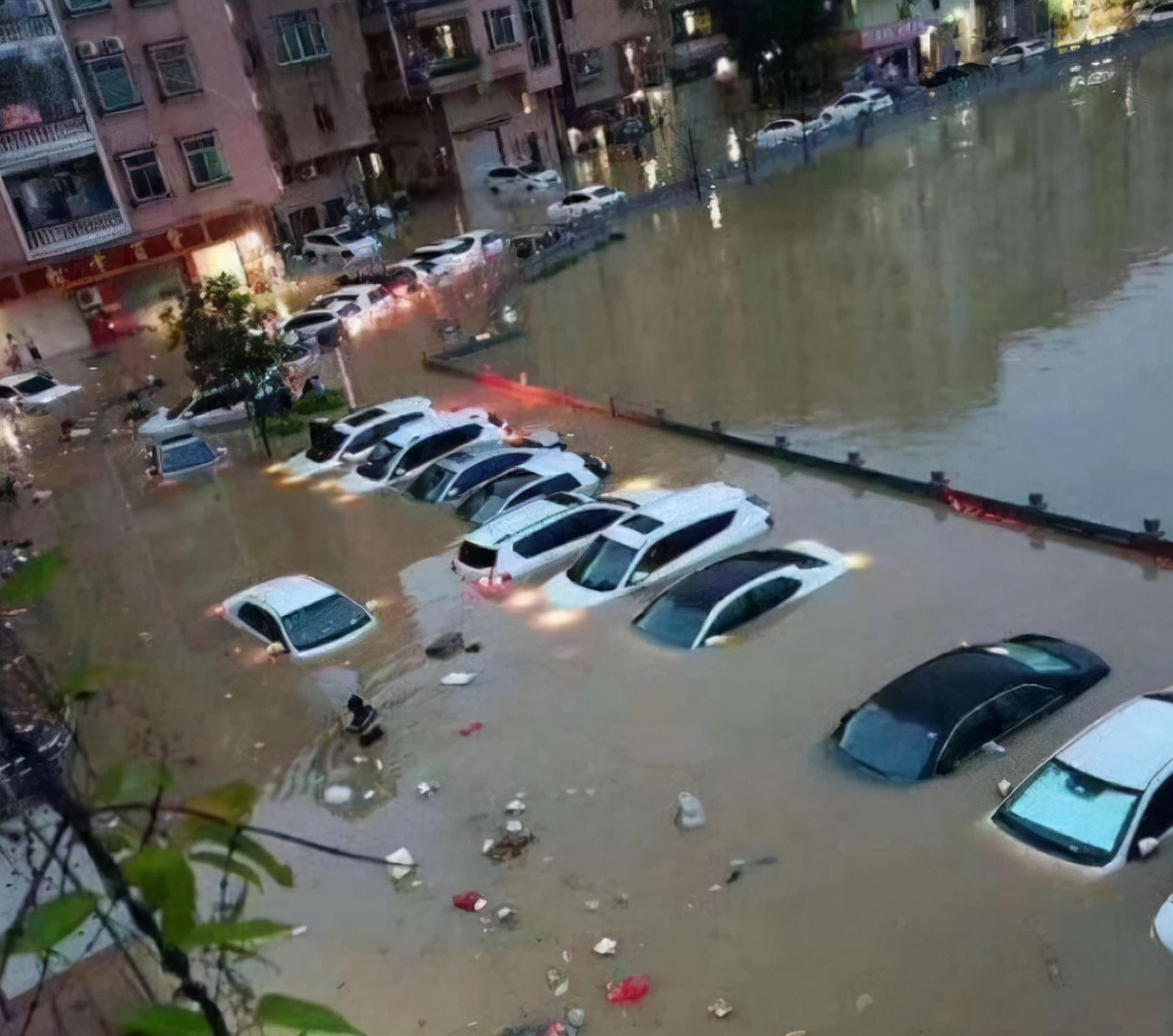 暴雨造成汽车报废保险公司赔偿吗,暴雨过后报废车