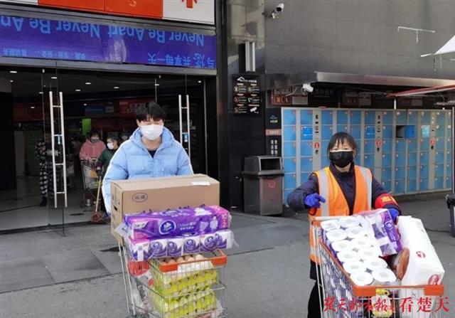 他们为全村代购，手写了满满几页清单