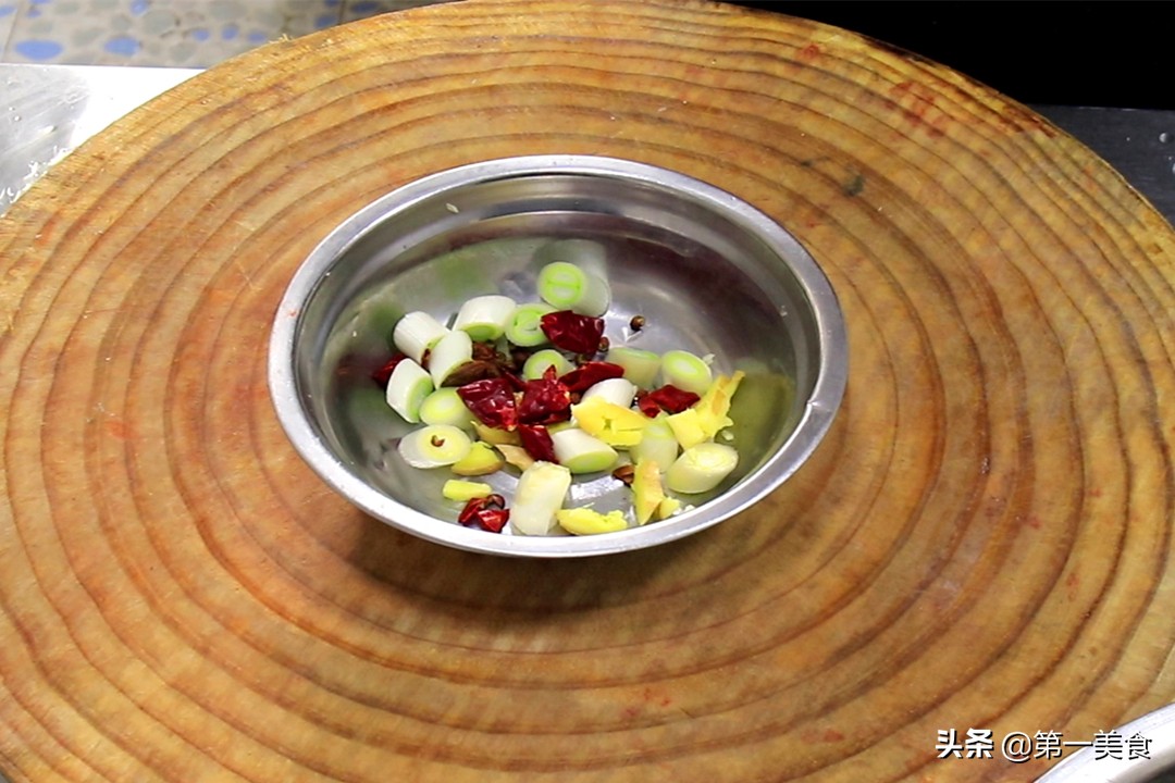 煎鱼一定不要直接下油锅,煎鱼不粘锅不破皮小技巧