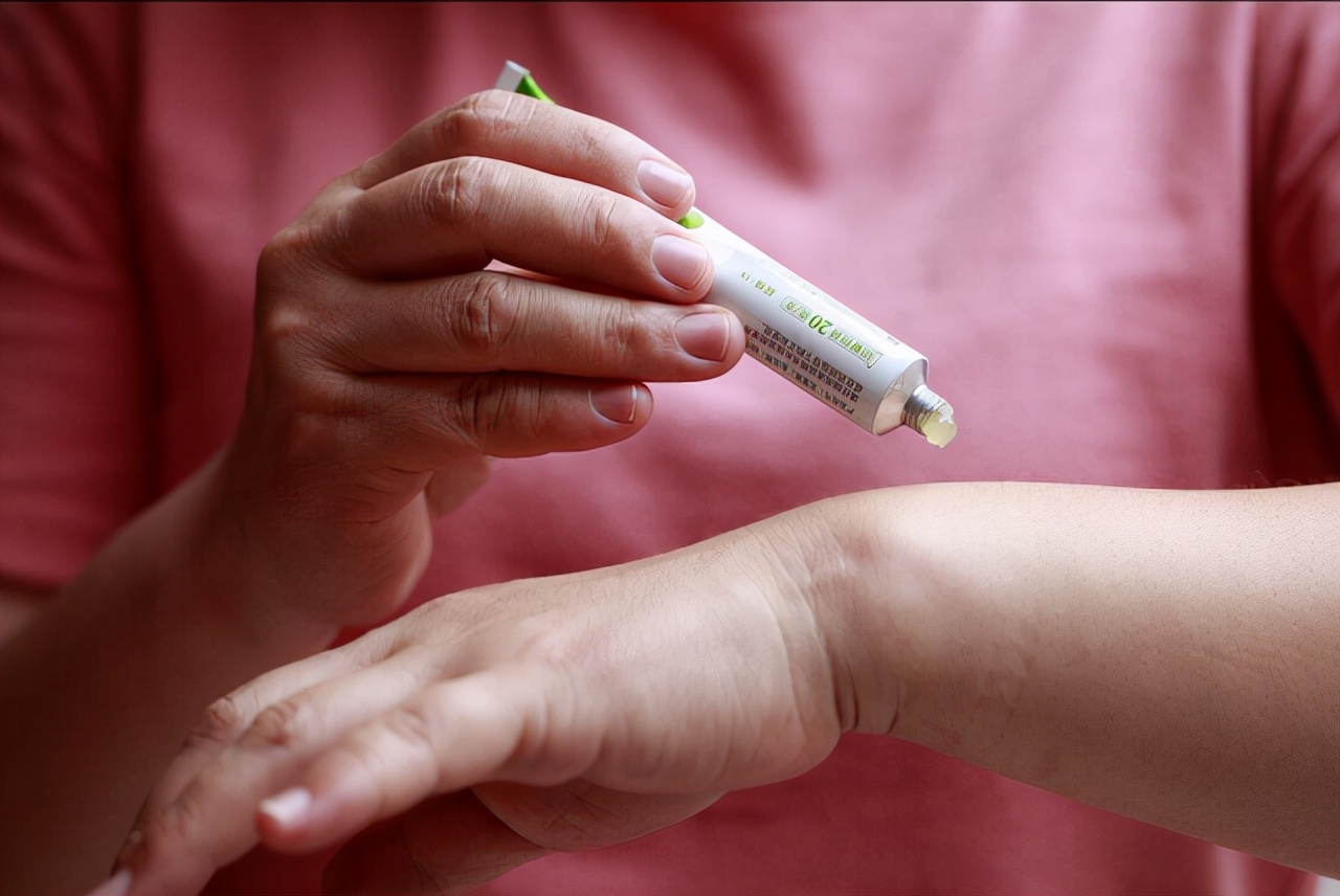 红霉素软膏的作用对痘痘有什么用,红霉素软膏作用与功效能治脚气吗