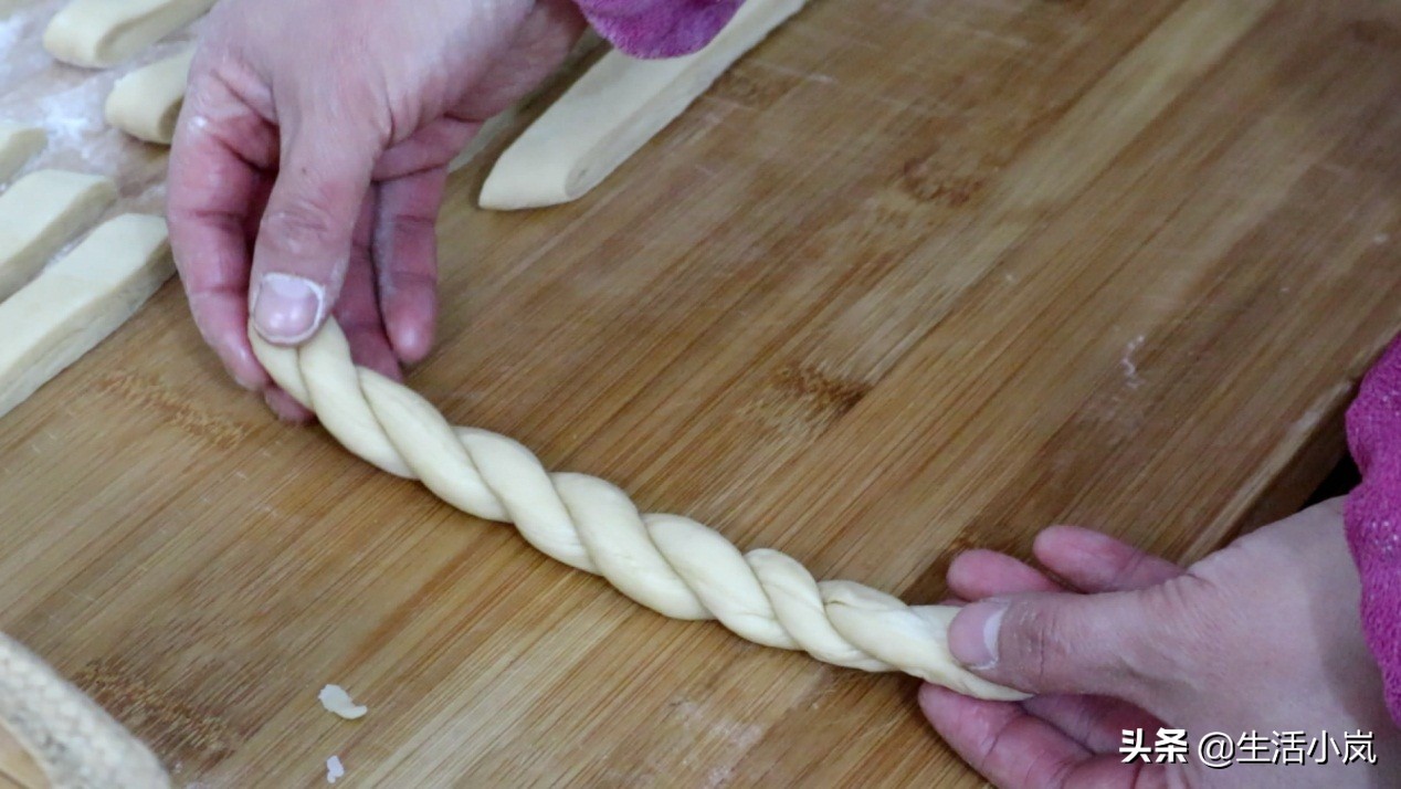 怎么炸软麻花里软外酥,炸出香脆的麻花