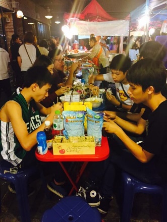 逛曼谷火车头夜市芒果西施,逛曼谷百丽宫美食中心