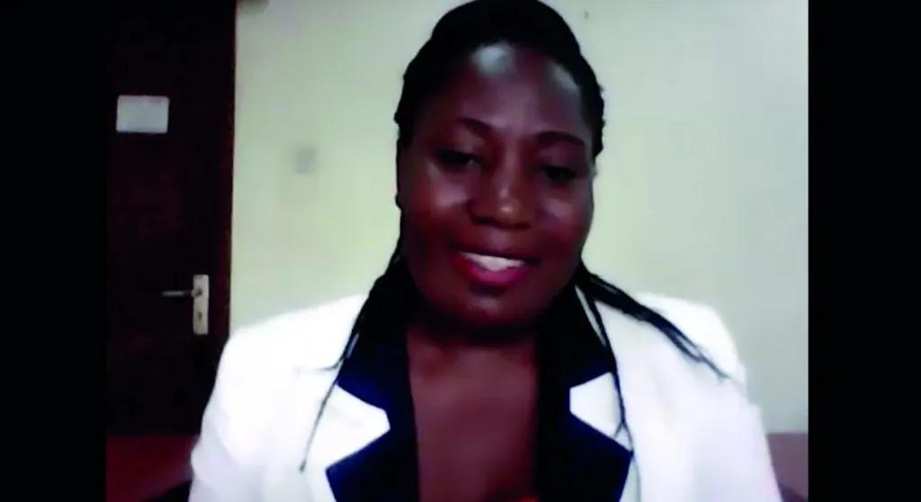 职场女王出场惊艳场面,凯特再次穿红西装