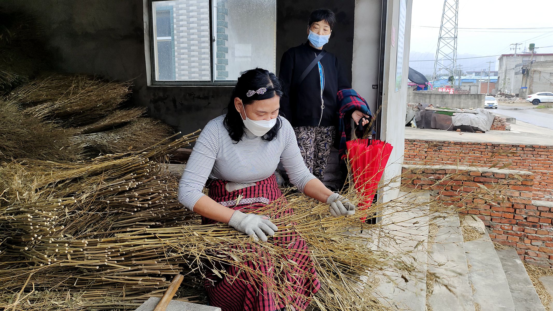 绑扫把老手艺即将失传的手艺,怎么扎竹扫把最简单方法