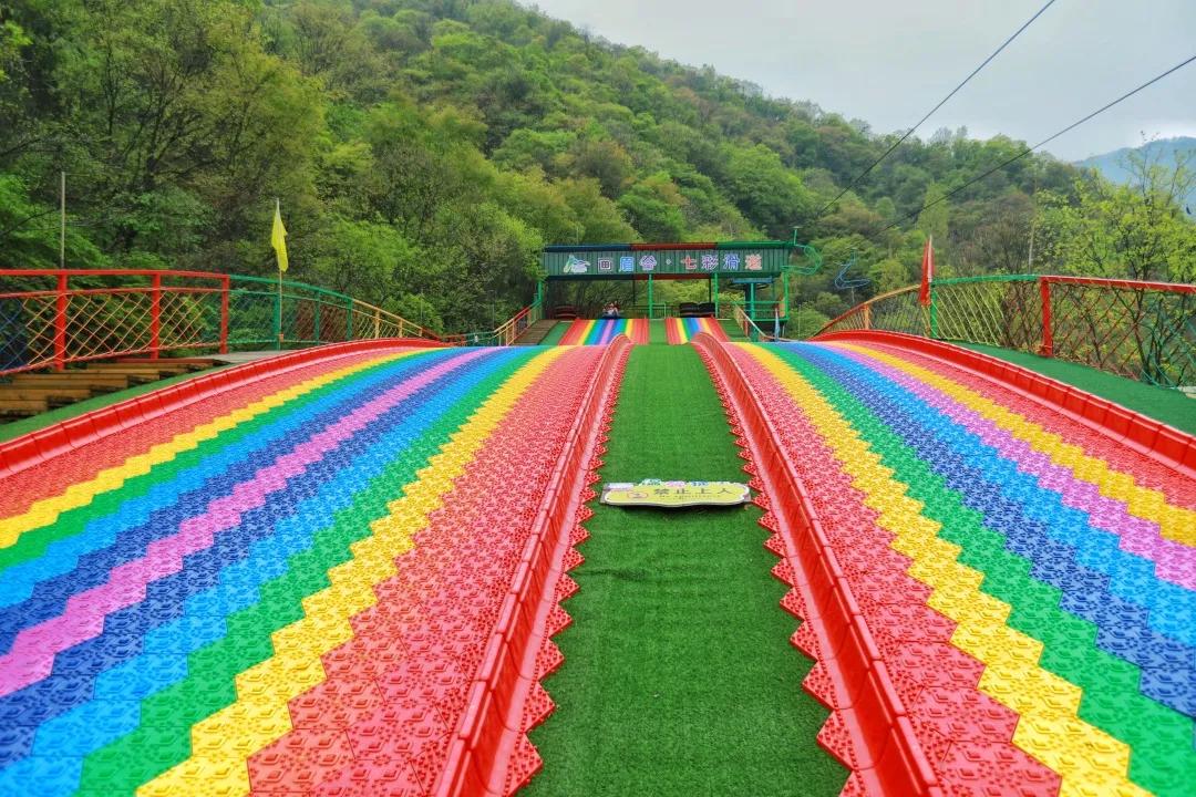 绿野仙踪旅游景区夜晚,画眉谷旅游景区