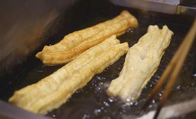 香酥大油条家庭做法不用膨松剂,无酵母粉小油条香酥蓬松的做法