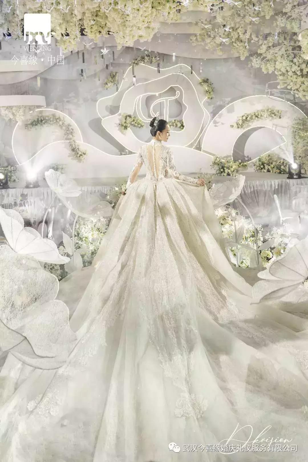 法式白绿色草坪婚礼布置,白绿色系婚礼调色教程