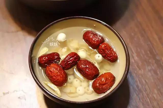 怎样煮银耳汤好喝又不粘稠,如何炖银耳汤才能软糯