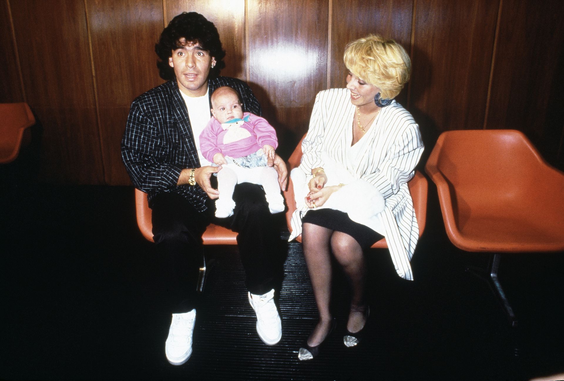 马拉多纳为什么一半天使一半魔鬼,一代球王迭戈马拉多纳