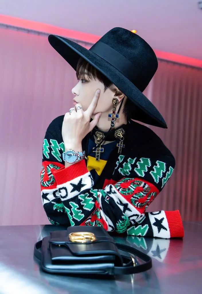 当代女生包包一般多少钱,女子买名牌包完整版