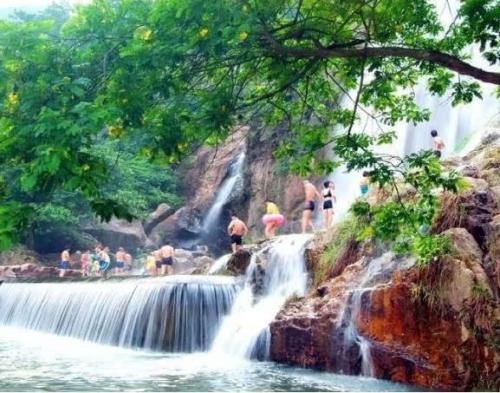 广州游山玩水：芙蓉山层峦叠翠，瀑布飞流直下。自然风光优美怡人