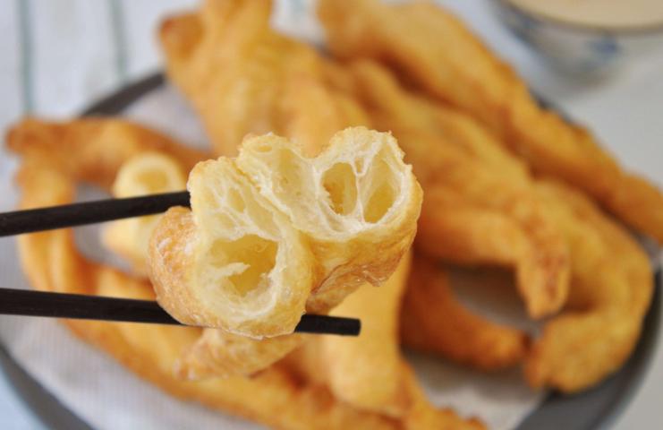 一招炸出蓬松酥脆的油条,早餐店的油条配方蓬松酥脆
