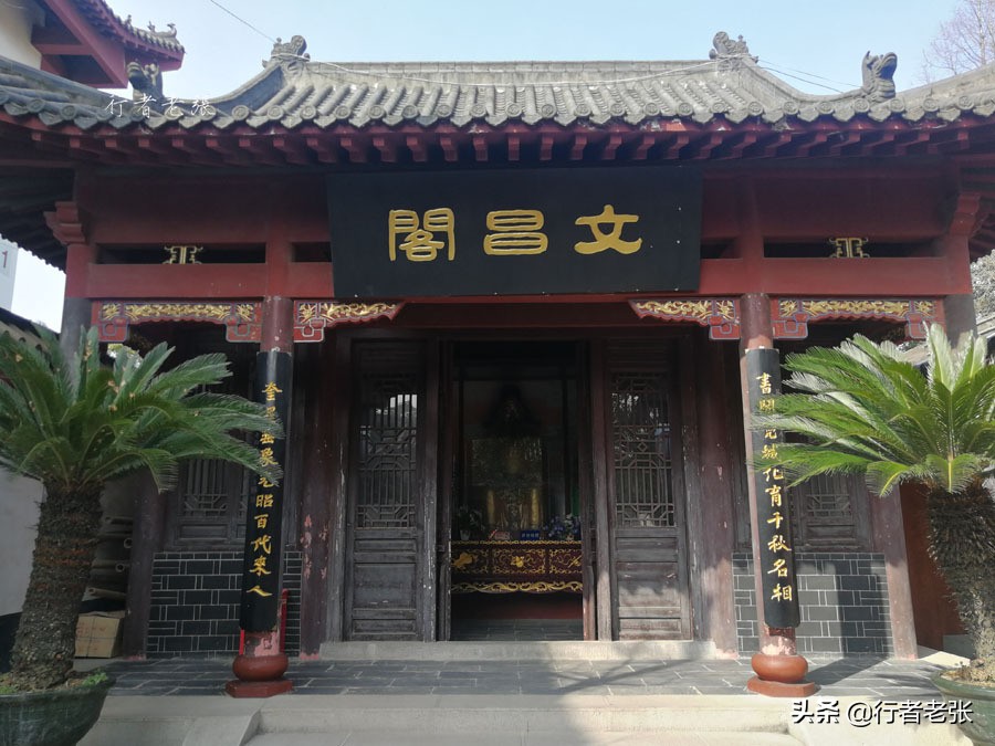 历史上被誉为宰相之杰的张居正是江陵人，他的故居就在荆州古城