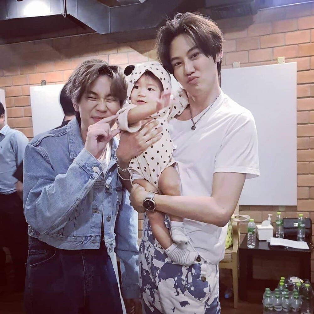 他泰男星和小朋友的治愈同框：BP一家三口关大爷画风不对