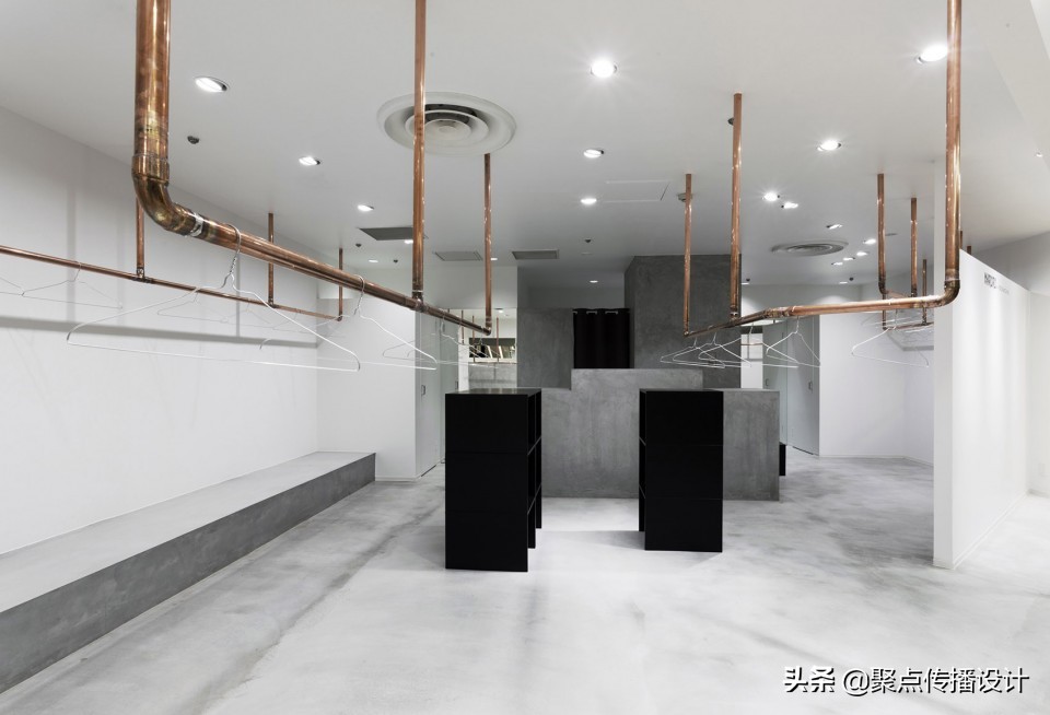 这些店里：有一家是“谢娜”的店猜猜是第几张！