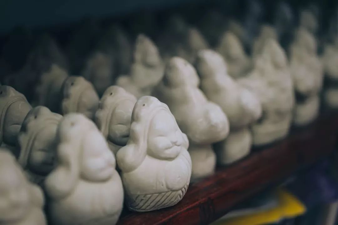 非遗守艺人｜他把泥“玩”出了花样，让有400年历史的老北京兔儿爷也跟上时代