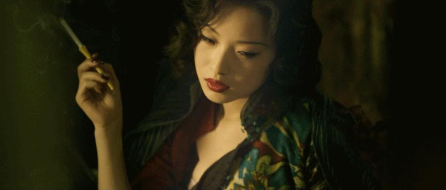 8位标准的都市美女，古装扮相略显违和，一换上现代装就艳丽逼人