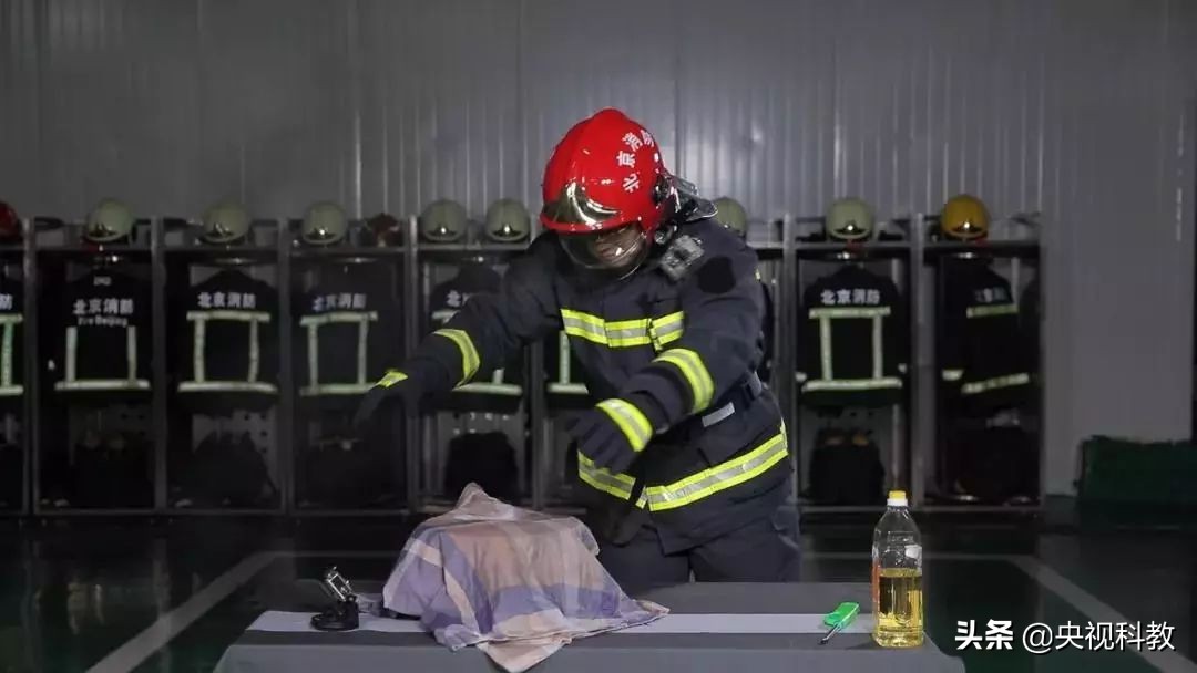 油锅着火不要慌,油锅起火时不正确的扑救方法