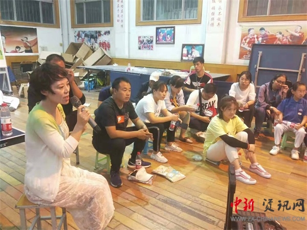 864名金明少年倾情演绎足球操为十运会和祖国生日深情献礼