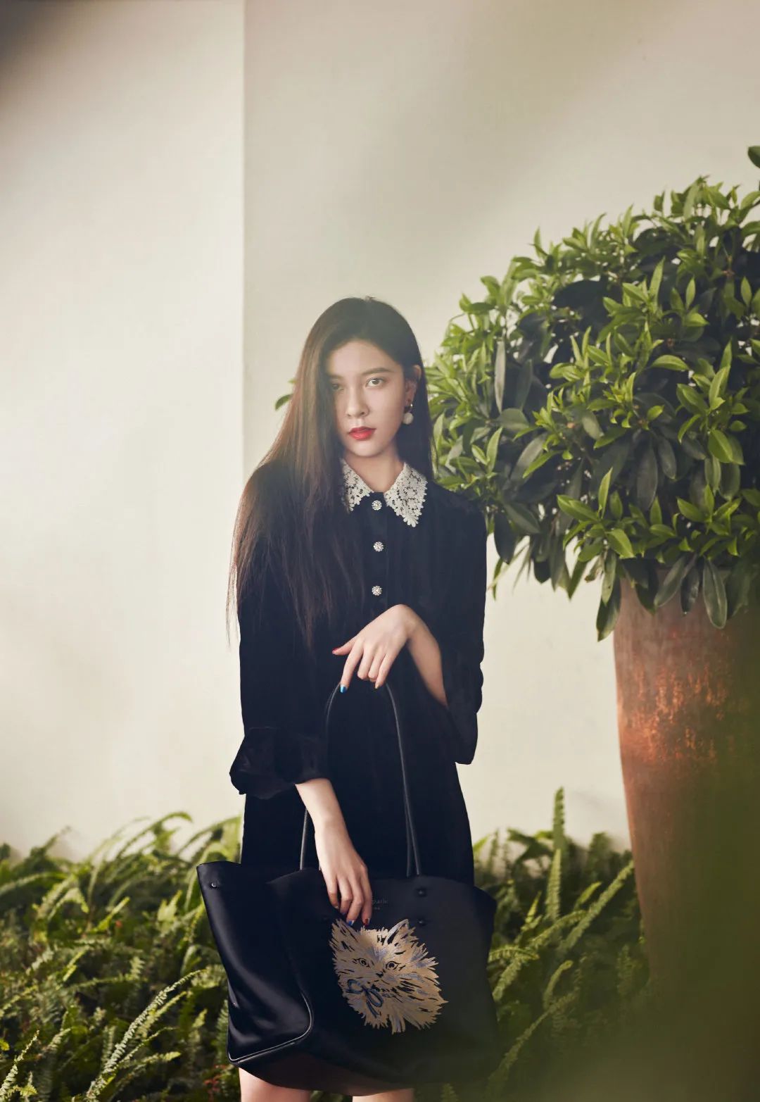 这才爆红一年就这么能“装”了？3w的包一背我都认不出来了…