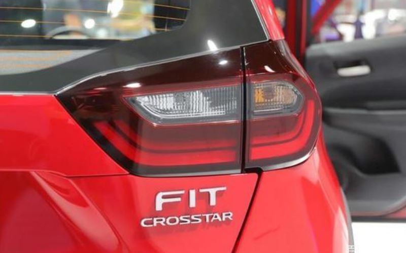 本田飞度成都车展上市,配置车顶行李架+黑轮眉,竞争丰田威驰