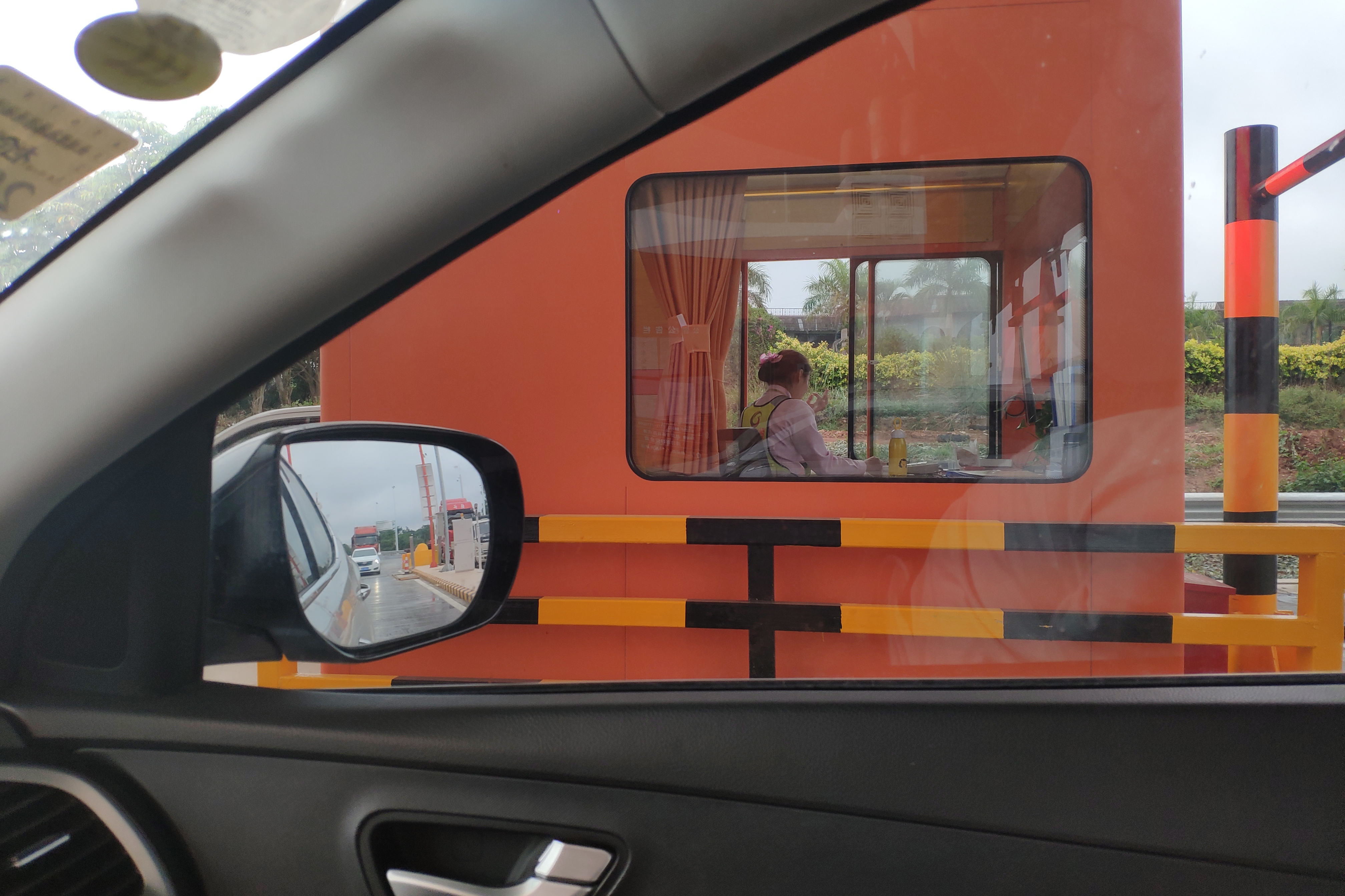 高速上丢失高速卡怎么办,高速公路丢失通行卡