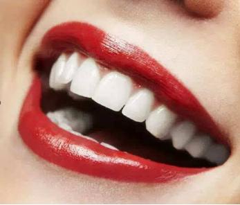 门牙黄变白的简单方法,喝茶牙黄变白最实用的方法