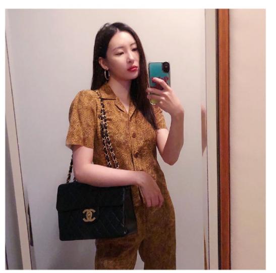 被韩国第一腿精吊打，卫衣+自行车裤“上松下紧”显高挑，真会穿