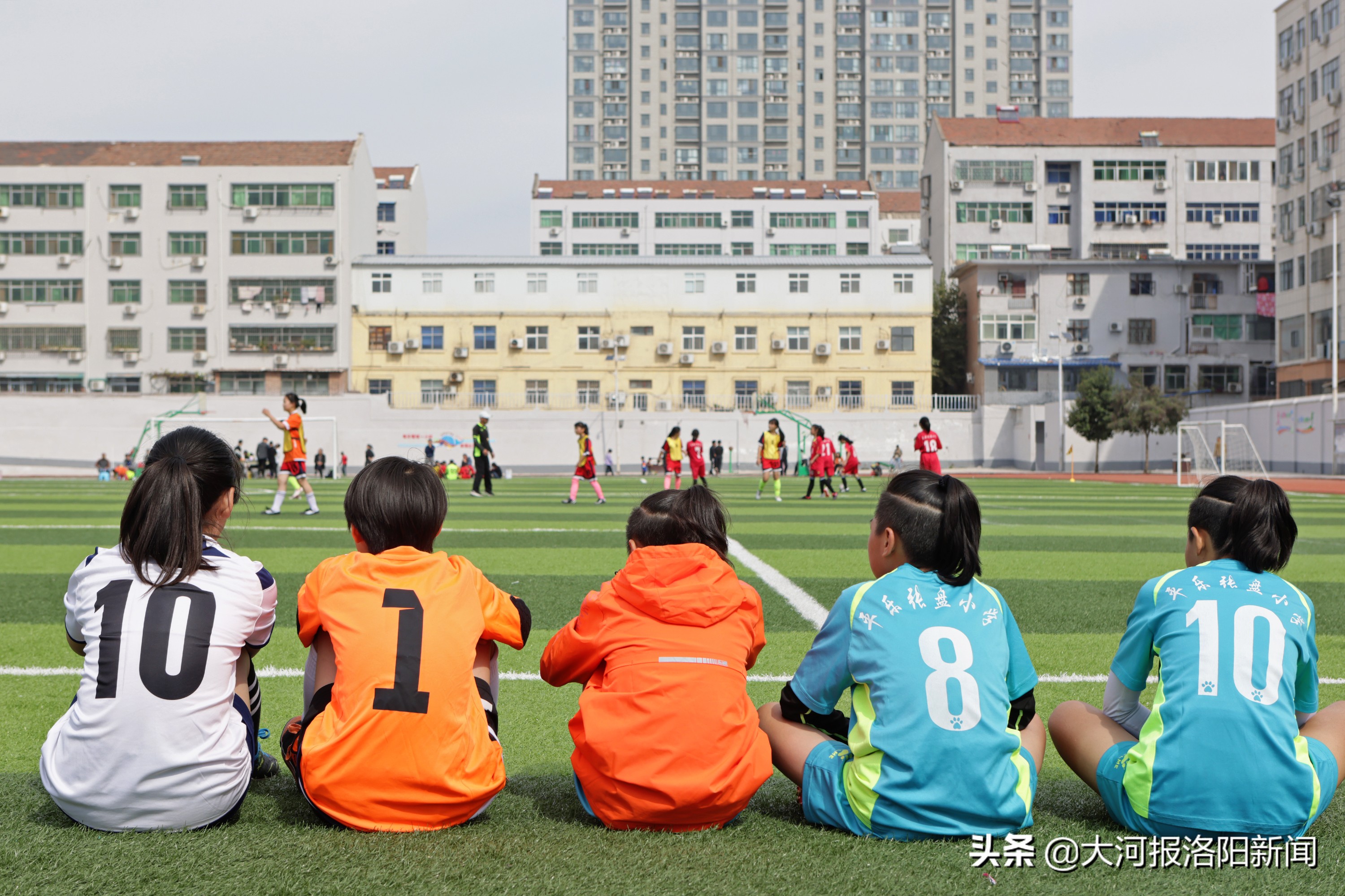 穿大钉足球鞋在水泥地上踢球,穿帆布足球鞋踢足球