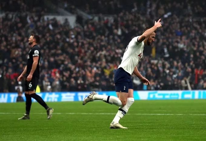 凯恩三次头球,凯恩破门制胜加冕队史射手王