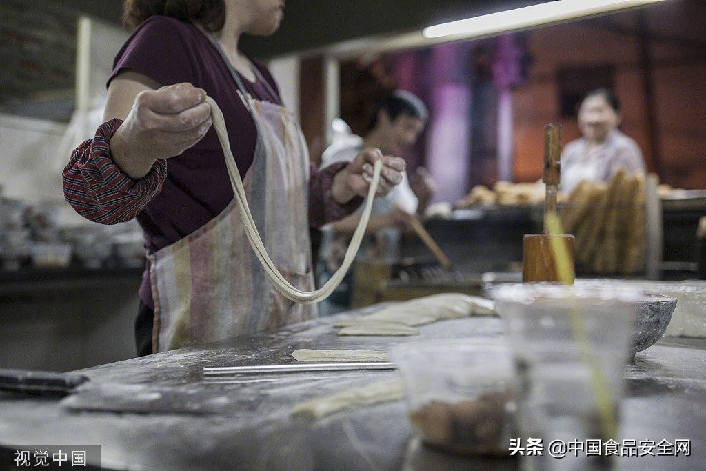 “一勺泡打粉”惹来牢狱之灾早摊主炸油条放二两泡打粉获刑