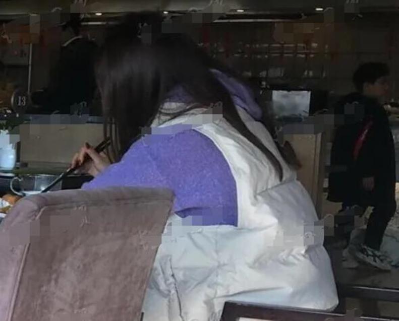 侯勇小20岁娇妻疑怀孕,结三次婚至今无子,妻子每个都年轻貌美