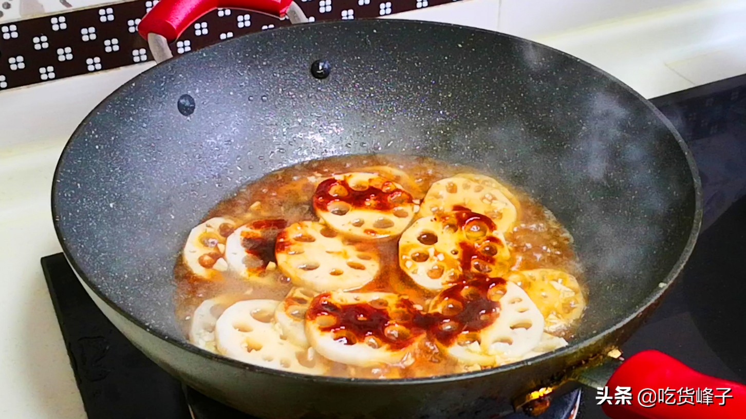 炒莲藕时，用盐泡还是用醋泡？大厨：都错了，这样做莲藕白又脆