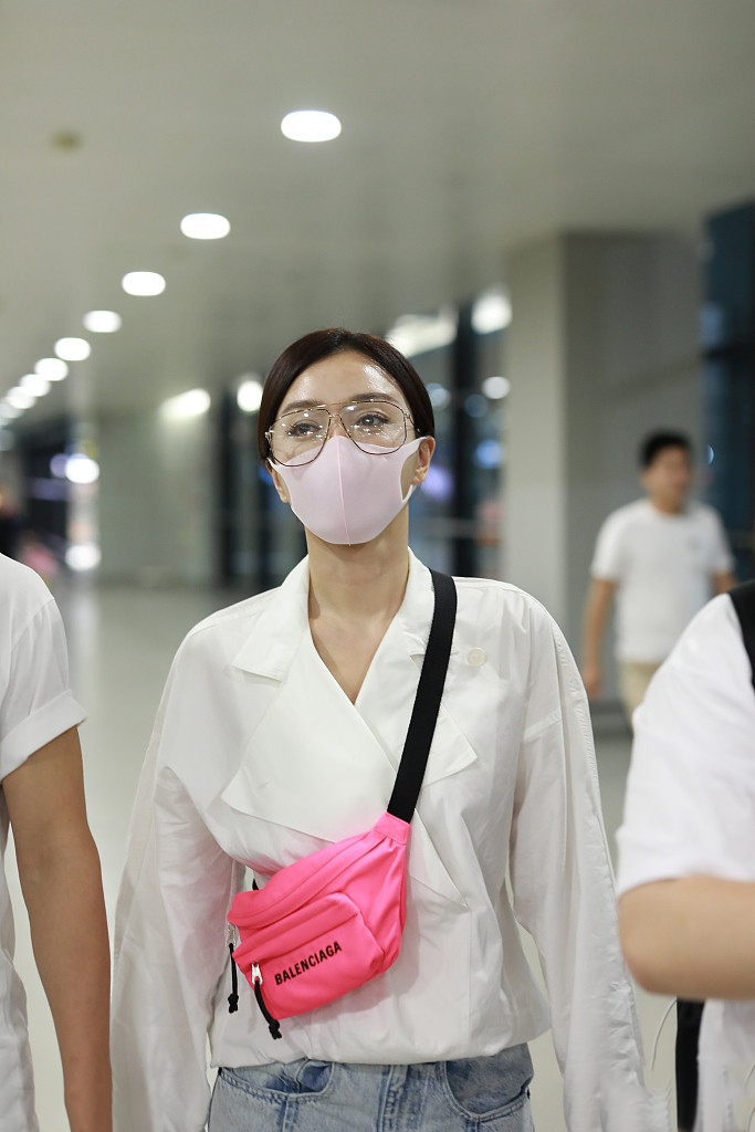 秦岚穿搭花少衬衫牛仔裤,秦岚toryburch牛仔裤