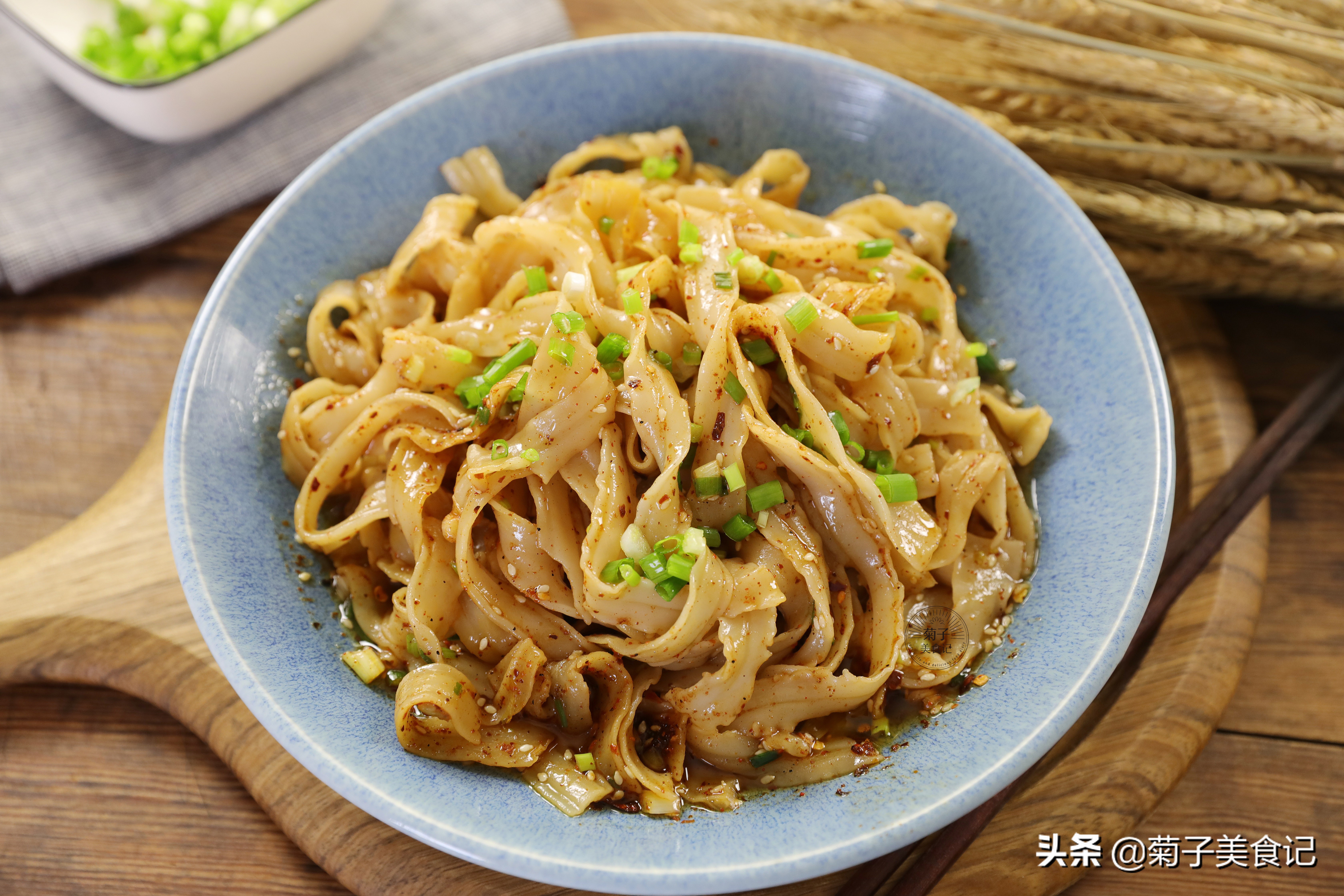 油泼面的做法详解,油泼面的做法简单易学的