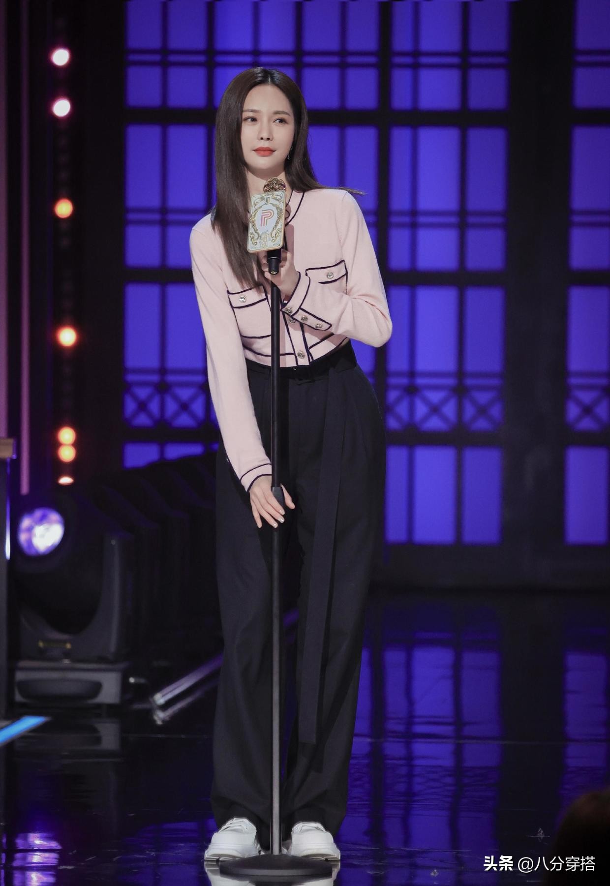 沈梦辰白衬衫黑西服配链条短裙,沈梦辰把粉色西装穿出了时尚感