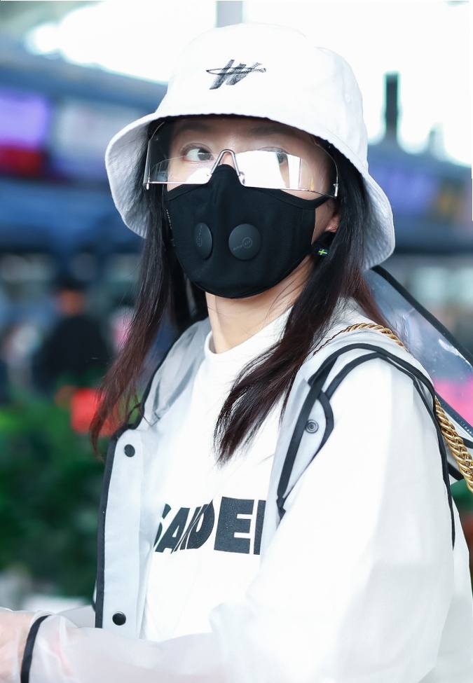 秦岚时尚感太强了，把自己包的密不透风，防疫与时尚两不误