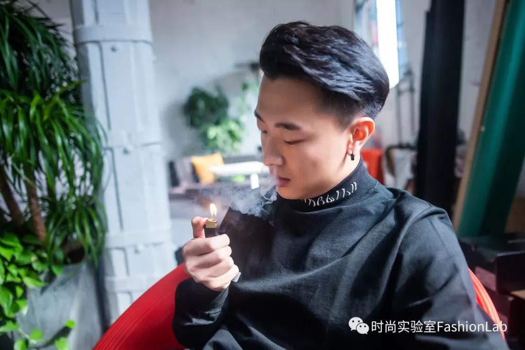 不管多有钱，最后也会顺走别人的打火机