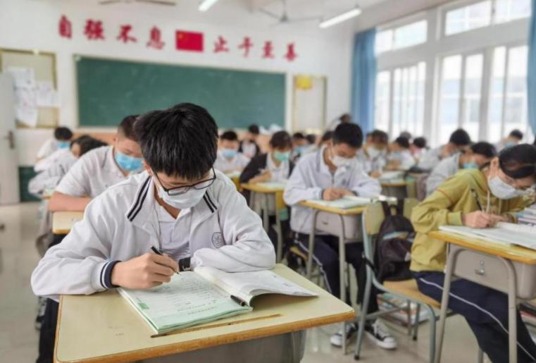 住家家庭老师薪资,做家政的老师一般工资多少