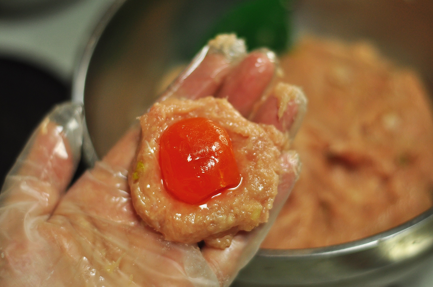 家庭聚会必吃的美食,糯米猪肉丸子加咸蛋黄