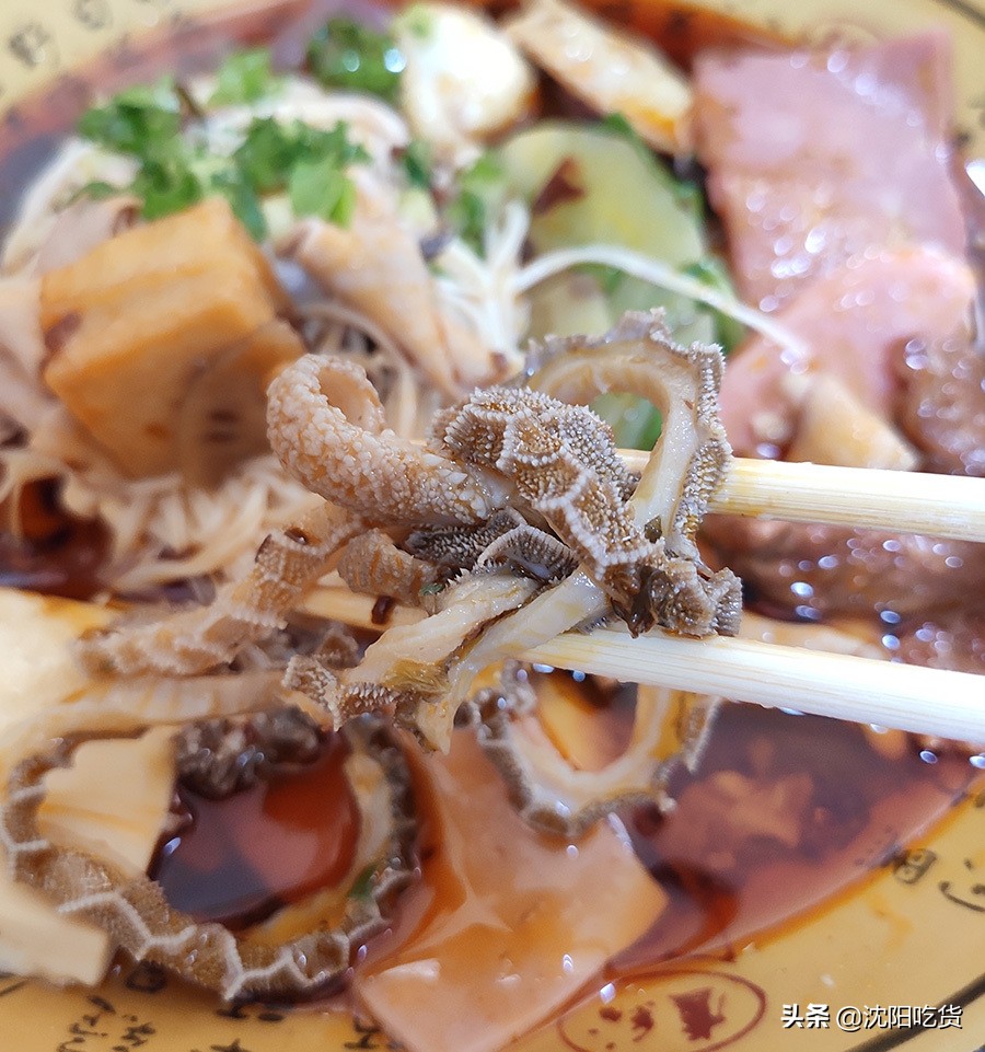 冒菜是一个神奇的存在,味道像牛油火锅,还可以蘸油碟配米饭